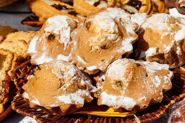 Muffin gustosi con uvetta e zucchero a velo