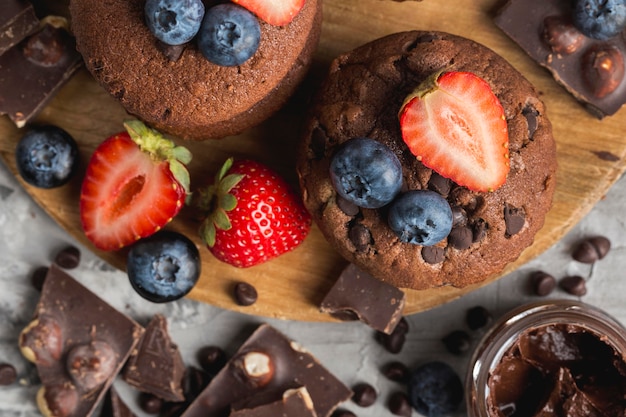 Muffin gustoso vista dall'alto con le fragole