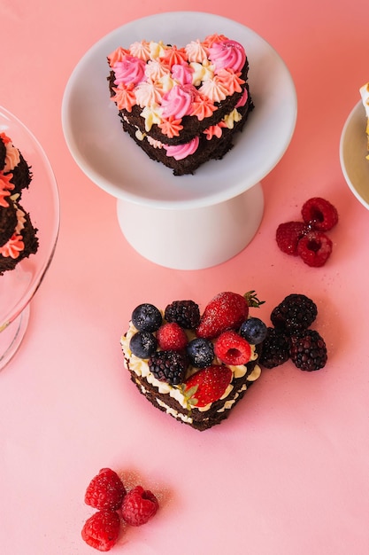 Muffin per la celebrazione di san valentino, isolato. Cibo dolce.