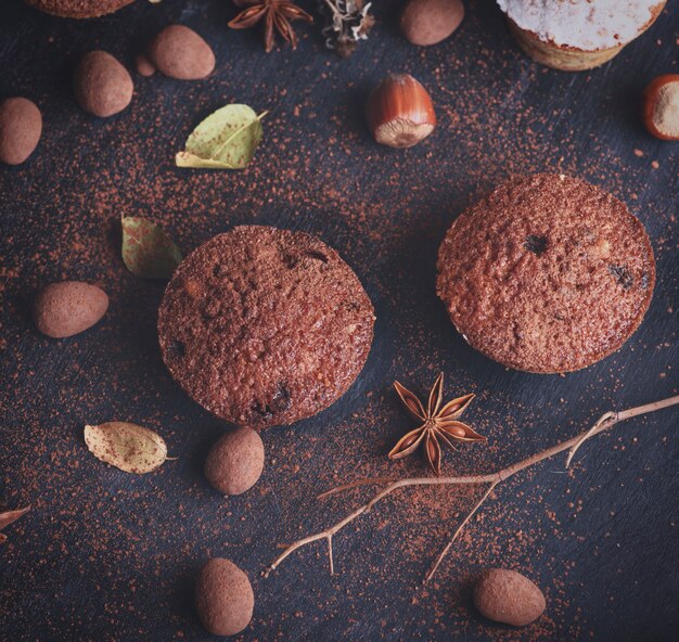 Muffin rotondi al forno con un tavolo di legno nero all&#39;uvetta