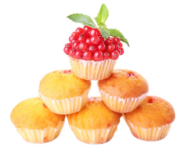 Muffin saporiti con il ribes rosso isolato su bianco