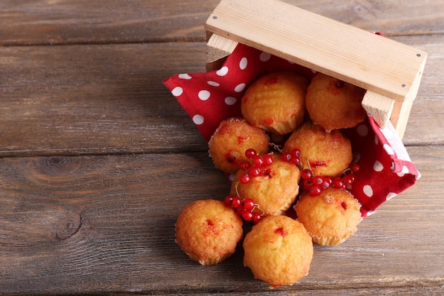 Muffin saporiti con il ribes rosso su fondo di legno