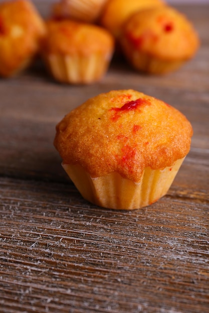 Muffin saporiti con il ribes rosso su fondo di legno