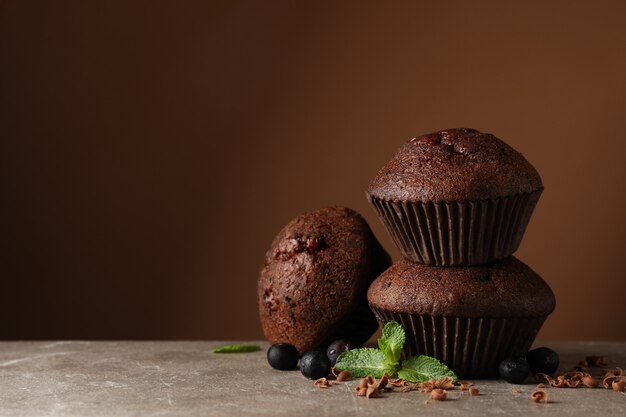 Muffin saporiti deliziosi contro marrone. Cibo dolce