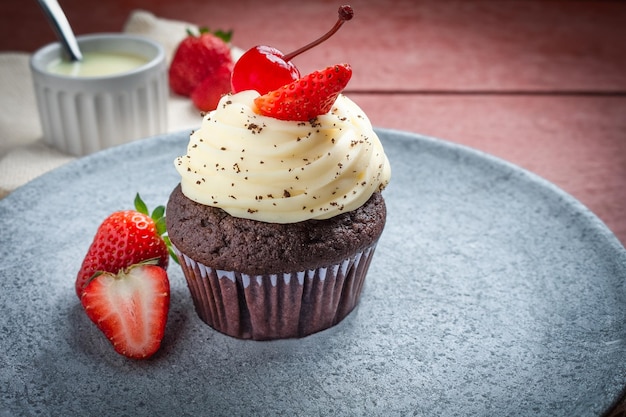 Muffin su un piatto di pietra su un tavolo di legno rosso