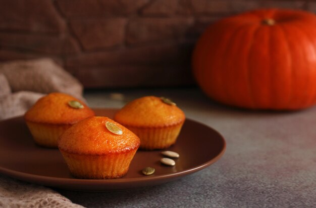 muffin su un piatto marrone con zucca semi di zucca