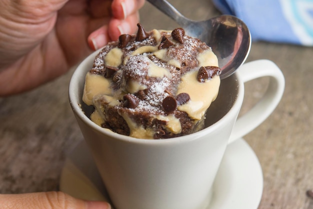 Mug cake con cioccolato da vicino