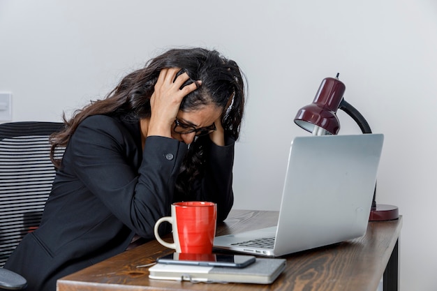 mujer latina estresada por el trabajo en casa