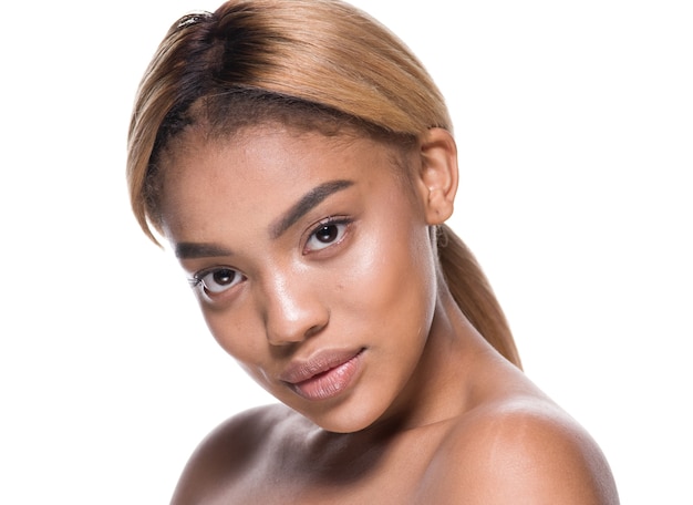 Mulatta donna afroamericana bellezza cura della pelle viso