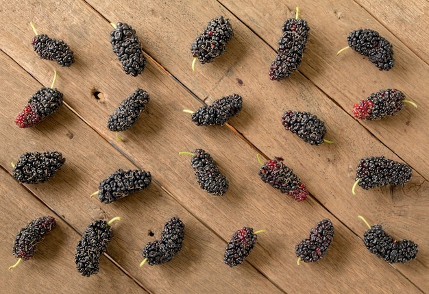 Mulberry è frutta sana per fare succo messo sullo sfondo della scrivania in legno.