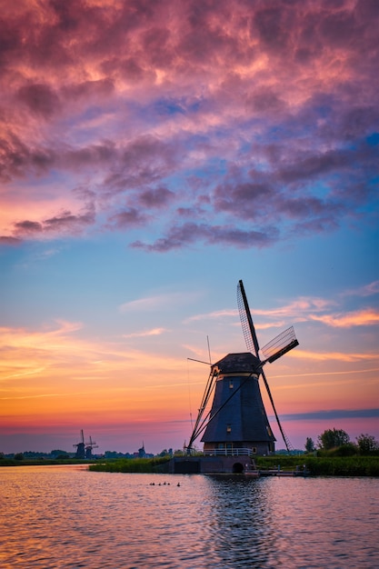 Mulini a vento a kinderdijk in olanda paesi bassi