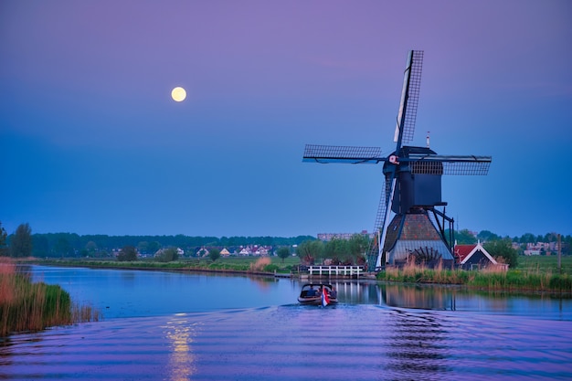 Mulini a vento a kinderdijk in olanda paesi bassi