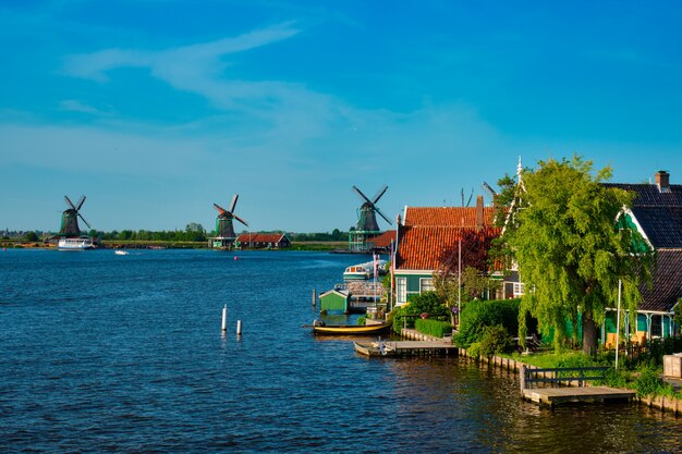 Mulini a vento a Zaanse Schans in Olanda sul tramonto. Zaandam, Paesi Bassi