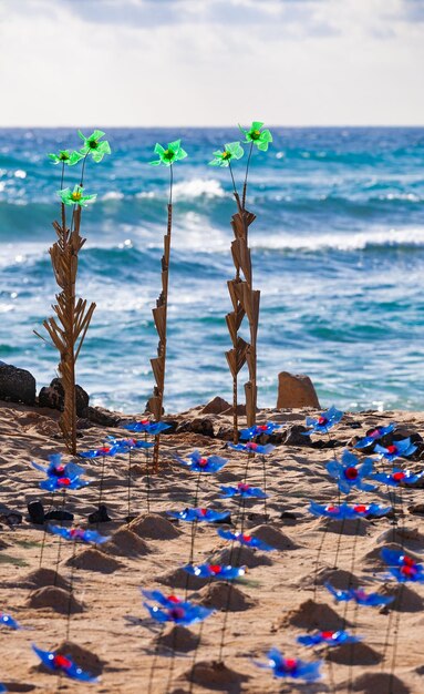 Mulini a vento colorati sulla spiaggia di Corralejo, Fuerteventura