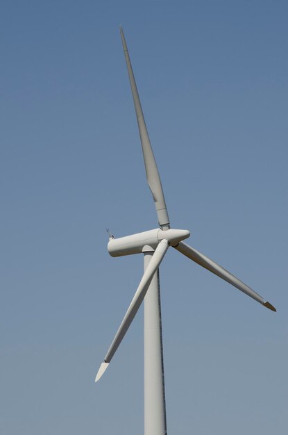 mulini a vento con turbine eoliche in campagna per generare energia pulita