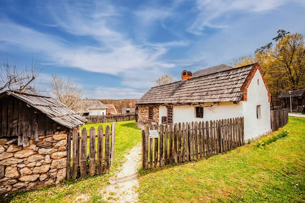 Mulini a vento della vecchia casa di Astra Museo Sibiu Case rustiche tradizionali nel complesso di Astra Scopri la Romania Vecchia fattoria tradizionale e dipendenze