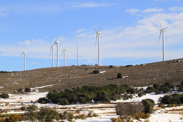 mulini a vento elettrici aerogeneratore sulla montagna di neve