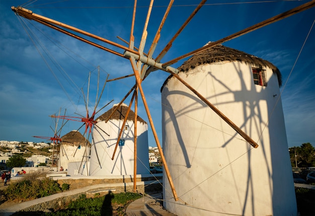 Mulini a vento greci tradizionali sull'isola di Mykonos ad alba, Cicladi, Grecia