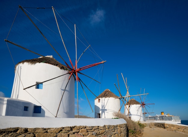 Mulini a vento greci tradizionali sull'isola di mykonos all'alba cicladi grecia