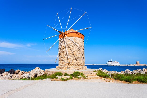 Mulini a vento nell'isola di Rodi in Grecia