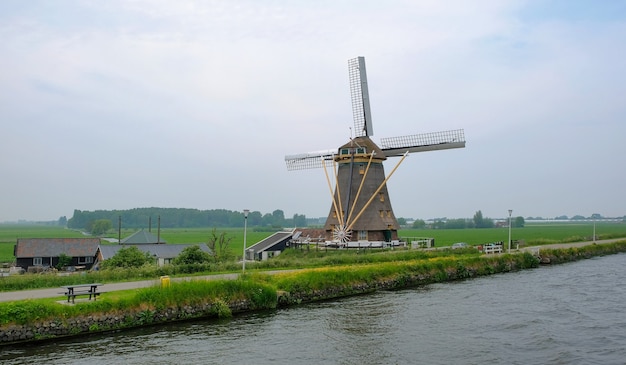 Mulini a vento olandesi a Kinderdijk, un famoso villaggio nei Paesi Bassi dove è possibile visitare i vecchi mulini a vento tradizionali