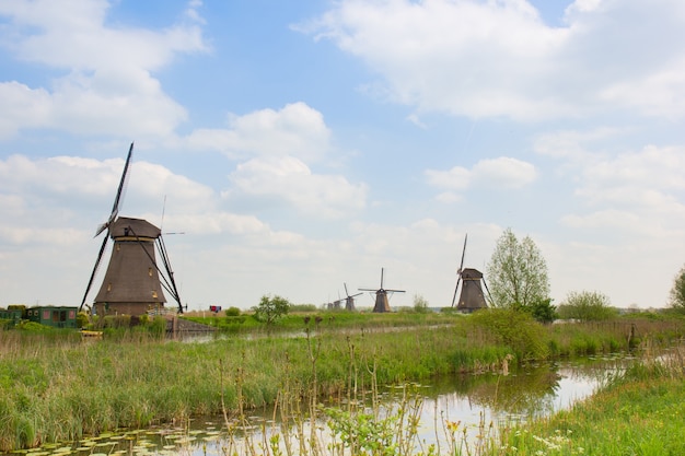 Mulini a vento olandesi sulla riva del fiume, Kinderdijk, Olanda