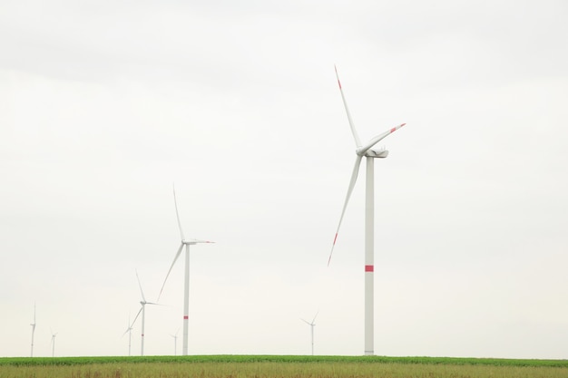 Mulini a vento per la produzione di energia elettrica in una giornata nuvolosa. Vista dall'alto