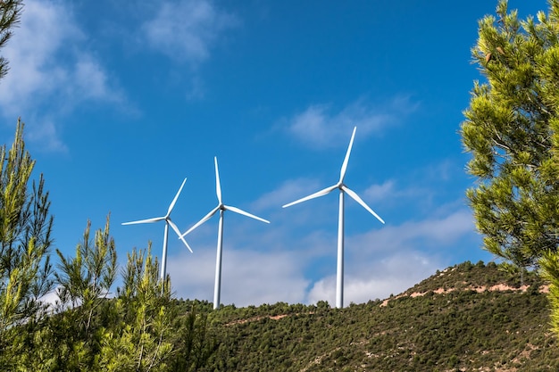 Mulini a vento per la produzione di energia elettrica. Parco eolico a energie rinnovabili, provincia di Barcellona.