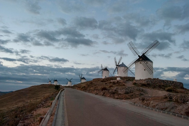 Mulini a vento tradizionali a Consuegra al tramonto Toledo Spagna