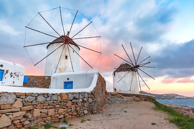 Mulini a vento tradizionali ad alba, Santorini, Grecia