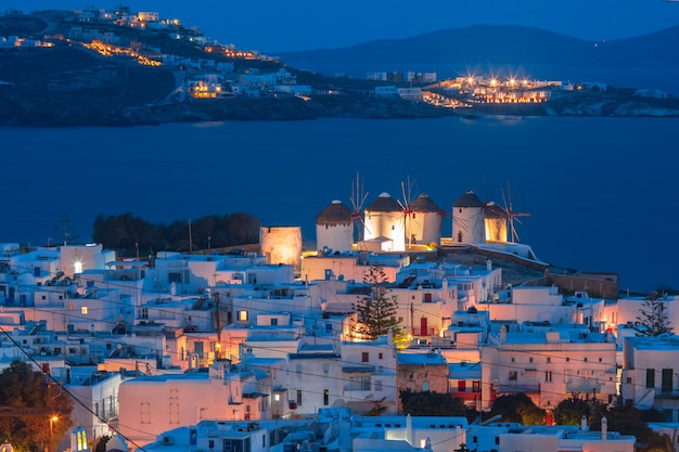 Mulini a vento tradizionali al tramonto, Santorini, Grecia