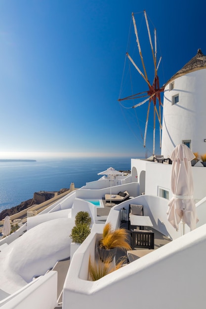 Mulino a vento bianco a Oia a Santorini Grecia Tradizione edifici bianchi della famosa isola di Santorini Tourist resort romantico Grecia European travelxAxA