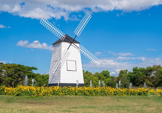 mulino a vento bianco sullo sfondo della natura