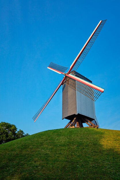 Mulino a vento del mulino di Sint-Janshuismolen Sint-Janshuis a Bruges sul tramonto, Belgio