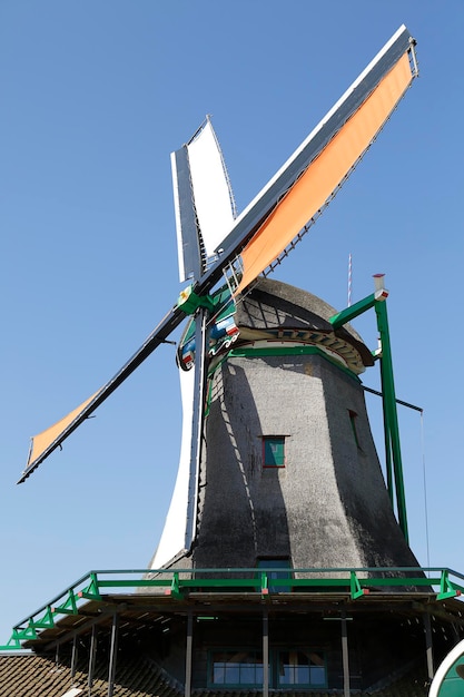 Mulino a vento del villaggio di Zaanse Schans contro il cielo blu Paesi Bassi