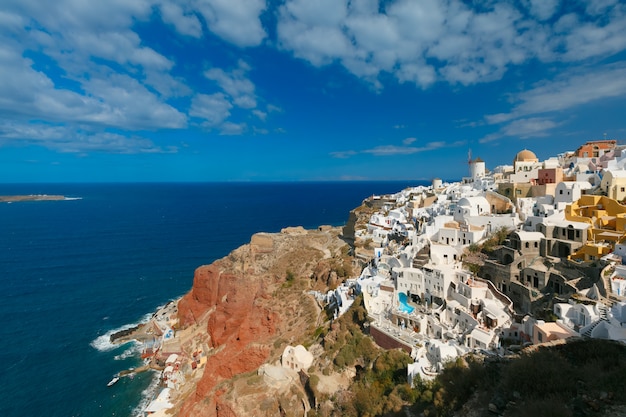 Mulino a vento e case bianche, Oia, Santorini, Grecia