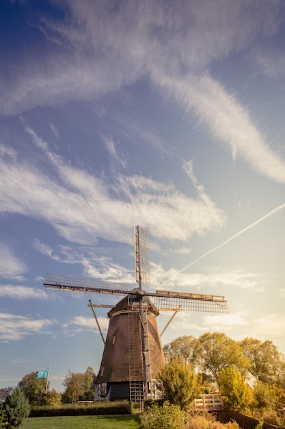 Mulino a vento in legno su sfondo blu cielo. Mulino a vento ad Amsterdam