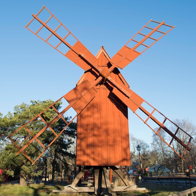 mulino a vento in legno sullo sfondo del cielo blu