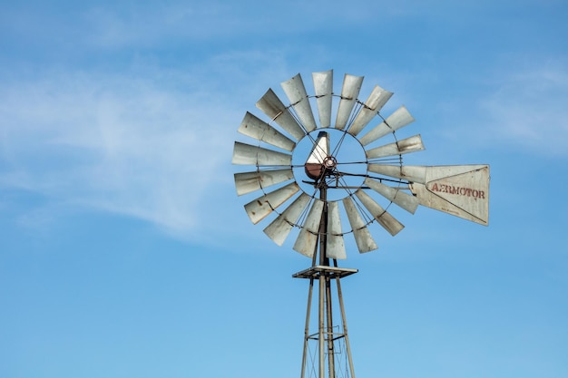 Mulino a vento per l'irrigazione del bestiame nel nord-est del Colorado.