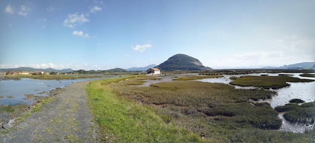 Mulino a vento sulla strada sopra la palude in Spagna