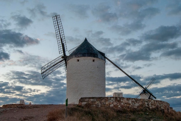 Mulino a vento tradizionale a Consuegra al tramonto Toledo Spagna