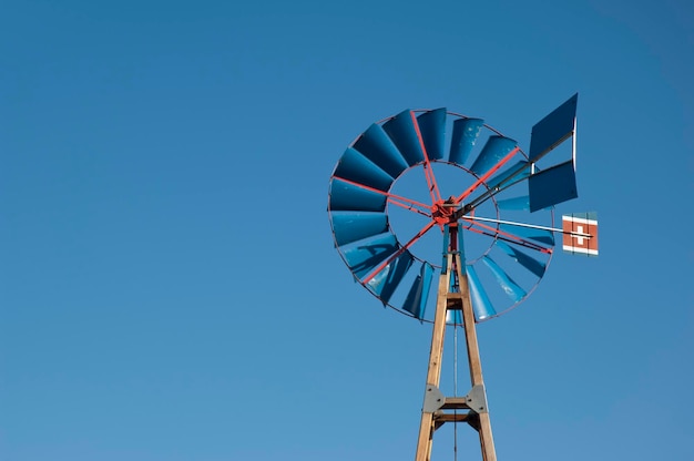 Mulino a vento tradizionale e cielo Svizzera stock foto