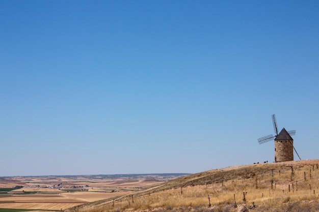 Mulino a vento vicino a Belmonte La Mancha Spagna Spazio per il testo