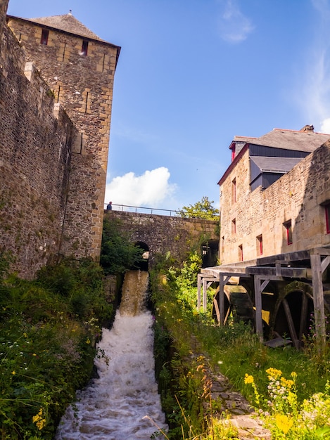 Mulino ad acqua all'interno del castello di Fougeres. Regione della Bretagna, dipartimento Ille et Vilaine, Francia