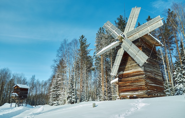 Mulino di legno tradizionale russo nel villaggio di Malye Karely