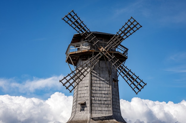 Mulino in legno nel villaggio.