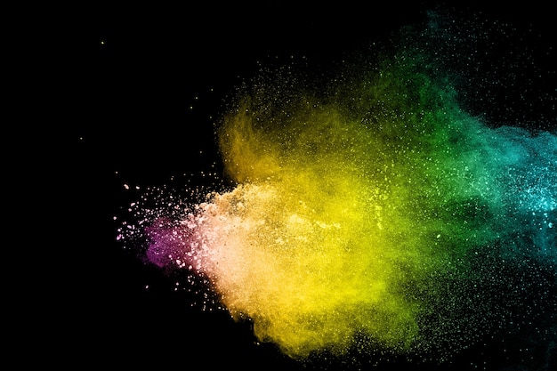 Multi esplosione astratta della polvere di colore su fondo nero spruzzata delle particelle di polvere di colore.