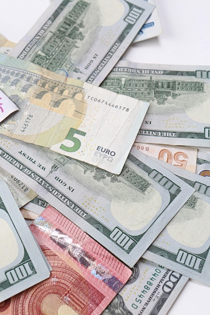 Multi Euro Dolar contanti e monete, diversi tipi di banconote di nuova generazione, bitcoin, lira turca