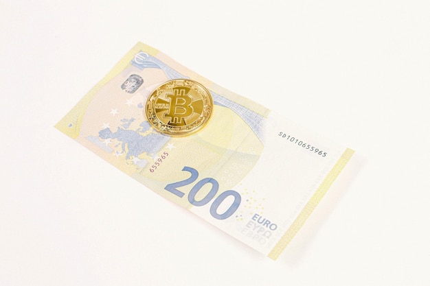 Multi Euro Dolar contanti e monete, diversi tipi di banconote di nuova generazione, bitcoin, lira turca