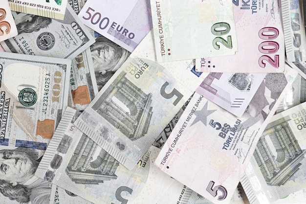 Multi Euro Dolar contanti e monete, diversi tipi di banconote di nuova generazione, bitcoin, lira turca